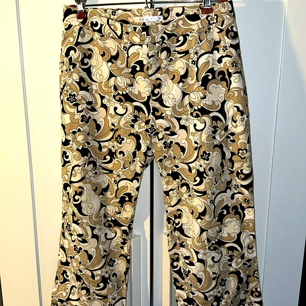 Old Navy Y2K Black and Cream Flare Capris Size 6